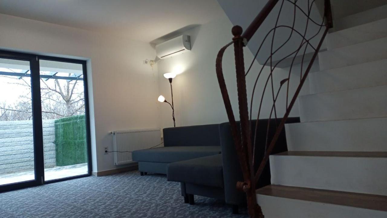Joygate Entire Villa Отопени Экстерьер фото
